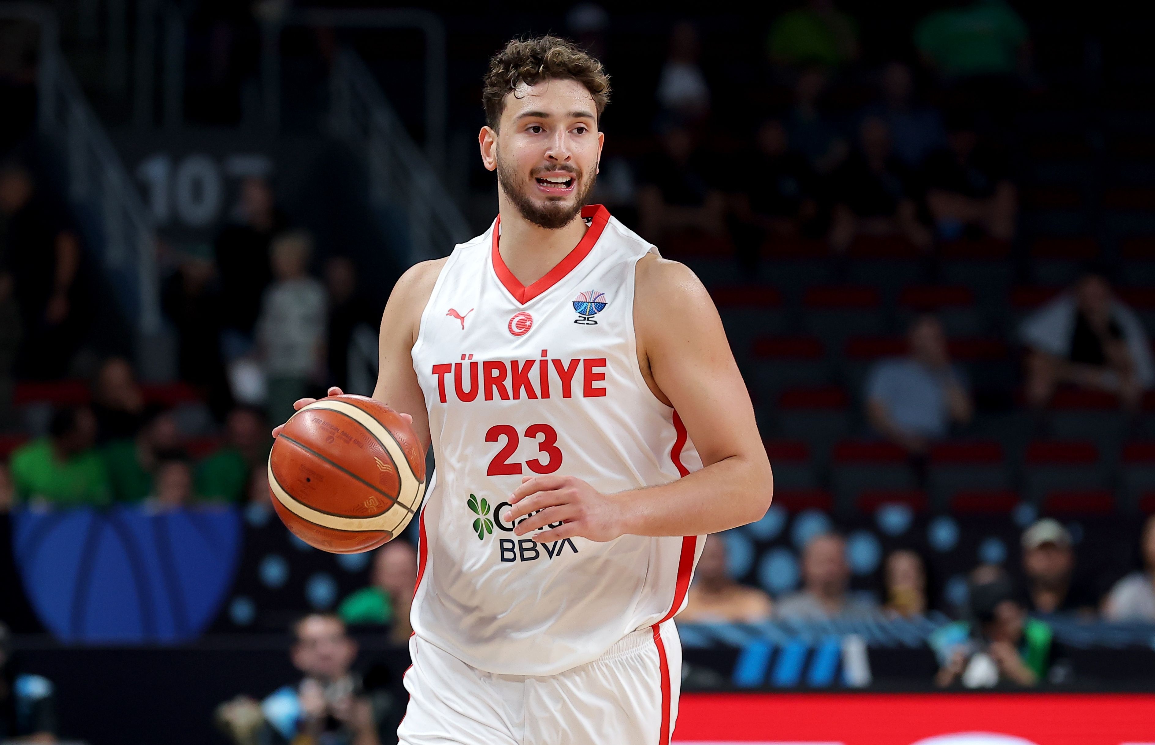 斯通盛赞申京表现统治级：体型出色比赛投入，全队倍感振奋