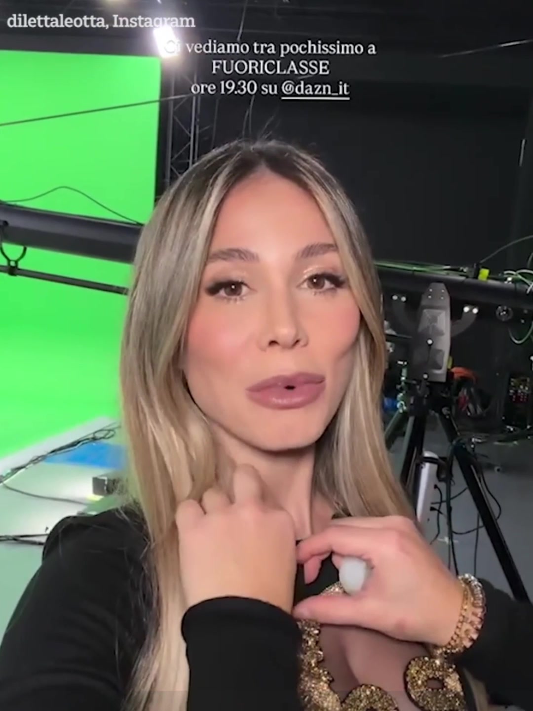 太慷慨！卡里乌斯妻子报道国米vs那不勒斯，身穿镂空上衣惊艳全场