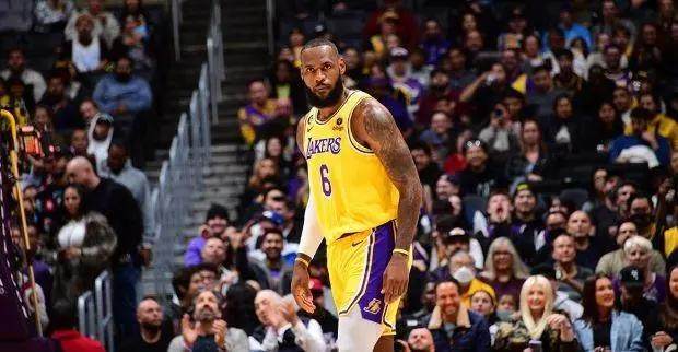 开云体育在线-【观点】灾难表现葬送胜利 38岁的詹姆斯，该放权了！