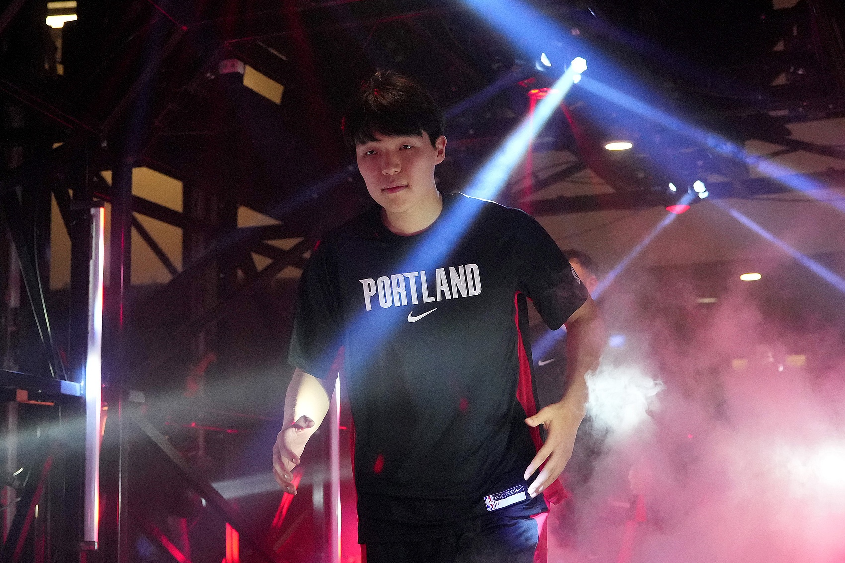 “杨瀚森转身暴扣”&amp;“杨瀚森生涯首次首发”词条登微博热搜前10